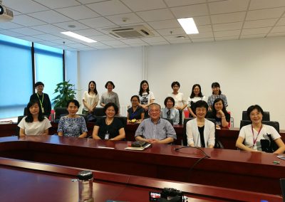Taking a photo with Tsinghua librarians