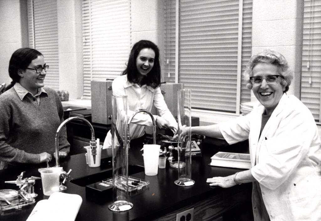 1970biologylabSisterEstelleGhidoni037