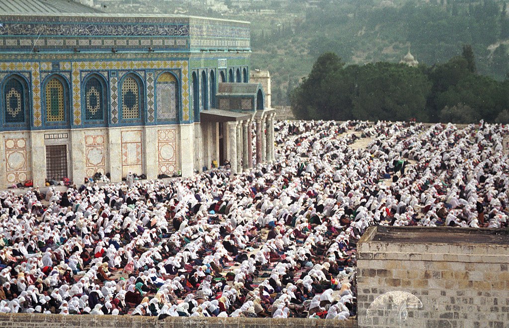 Ramadan prayer in the Mosque of El Aksa and the Omar mosque, about 300,000 gathered, 1996